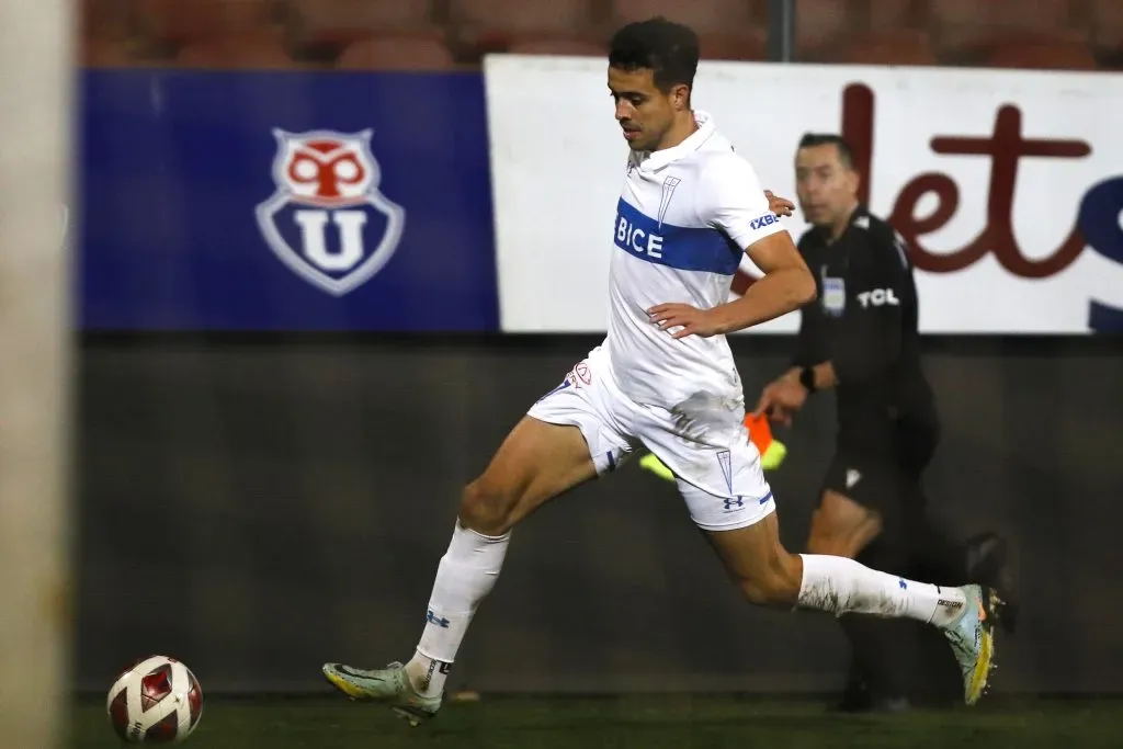 Franco Di Santo en acción por la UC. Al parecer volverá a tener una chance desde el inicio. (Dragomir Yankovic/Photosport).