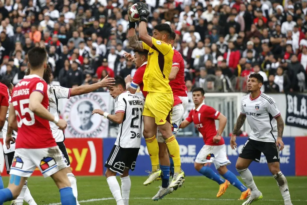 Brayan Cortés descuelga una pelota en la final regional de vuelta de la Copa Chile que Colo Colo le ganó a la UC.  Javier Salvo/Photosport).