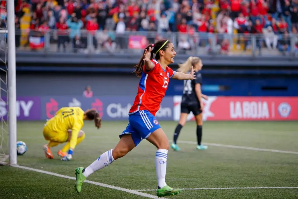 La jugadora de Universidad de Chile, Daniela Zamora, abrió la cuenta para la Roja ante Nueva Zelanda. | Foto: @LaRoja