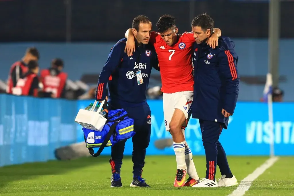 Marcelino Núñez salió lesionado en Uruguay el pasado 8 de septiembre. Foto: Photosport