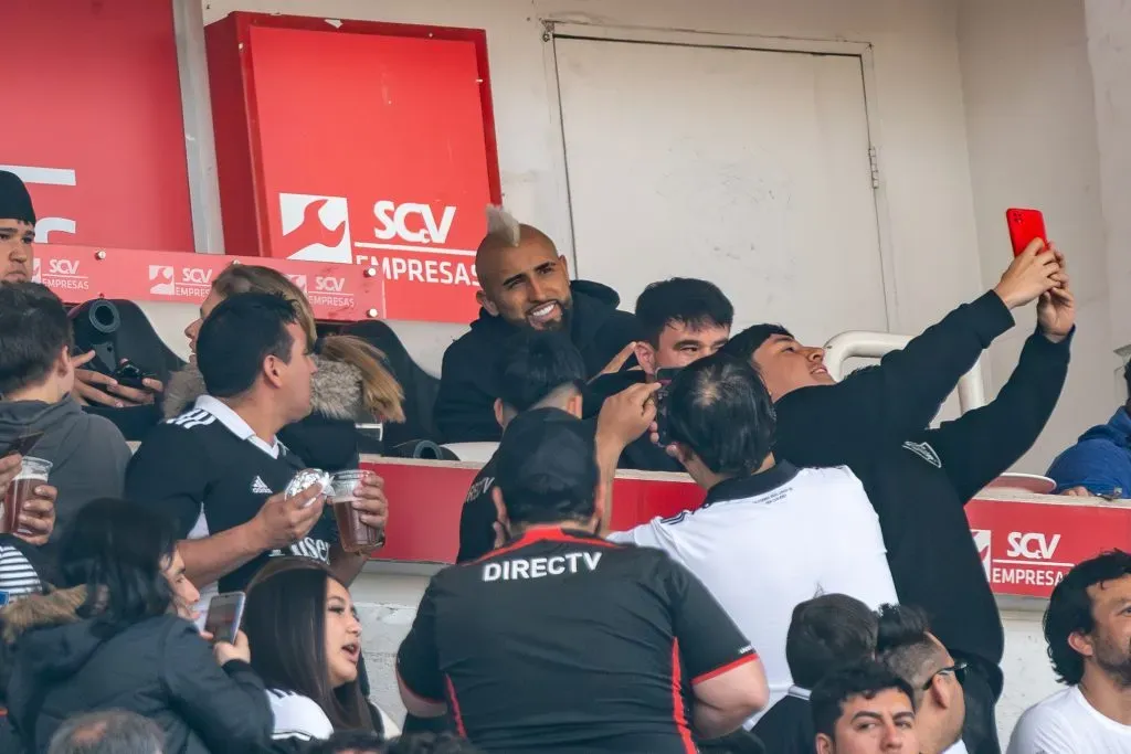 Vidal compartió con los hinchas en el estadio Monumental. Foto: Guille Salazar / Redgol.