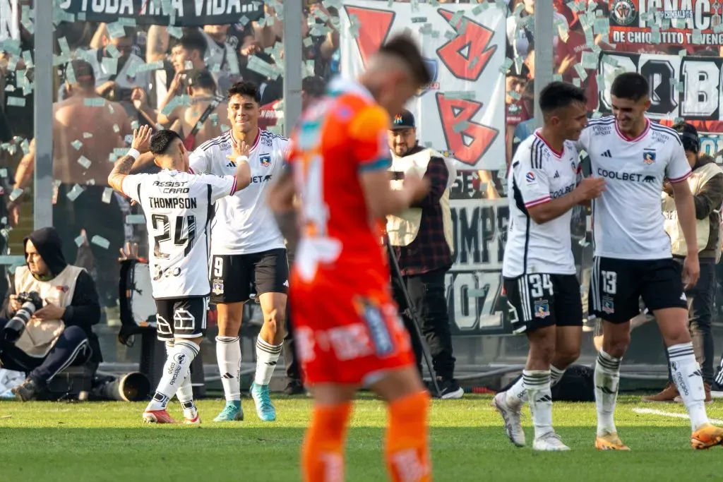 Pizarro celebra sus dos goles ante Cobresal. Foto: Guille Salazar / Redgol.