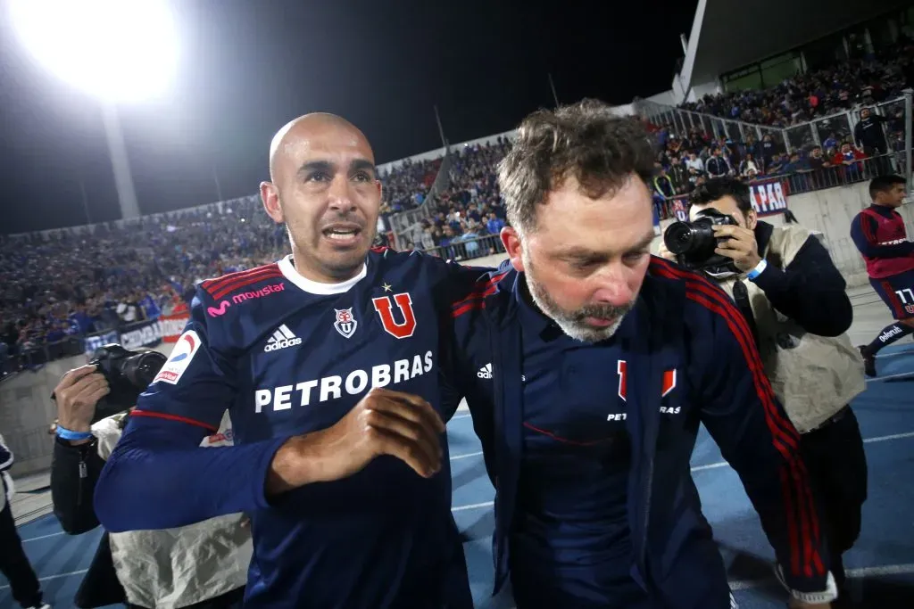 Caputto festejando un agónico gol de la U con Riquelme. Foto: Ramon Monroy/Photosport