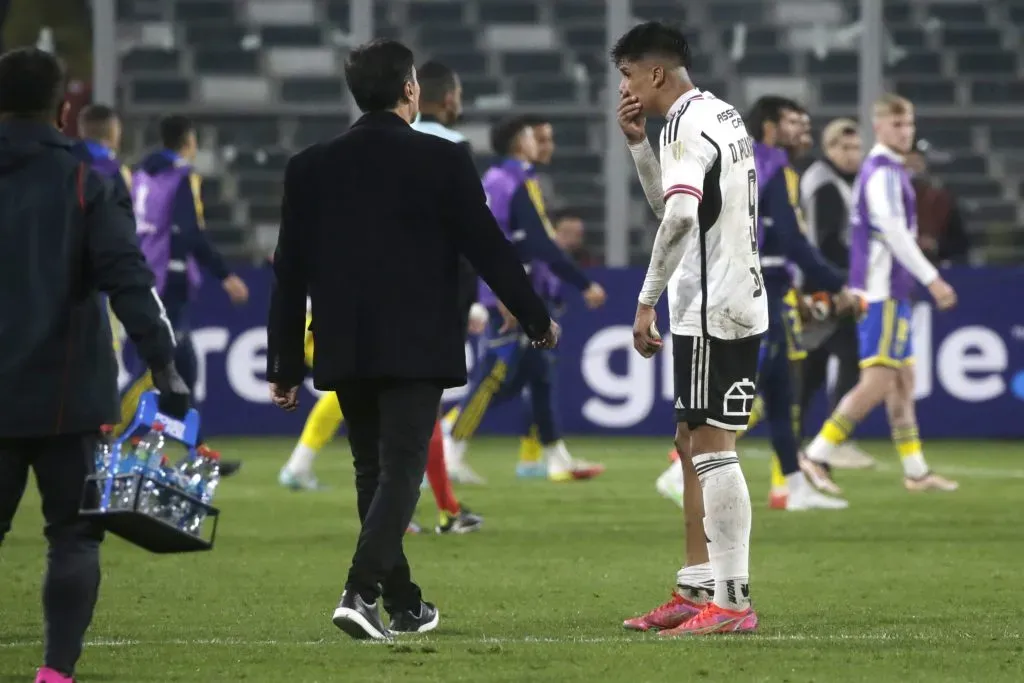 Gustavo Quinteros y Damián Pizarro después de la derrota de Colo Colo ante Boca Juniors en el estadio Monumental. El DT le dejó un mensaje al “9”. (Jonnathan Oyarzun/Photosport).