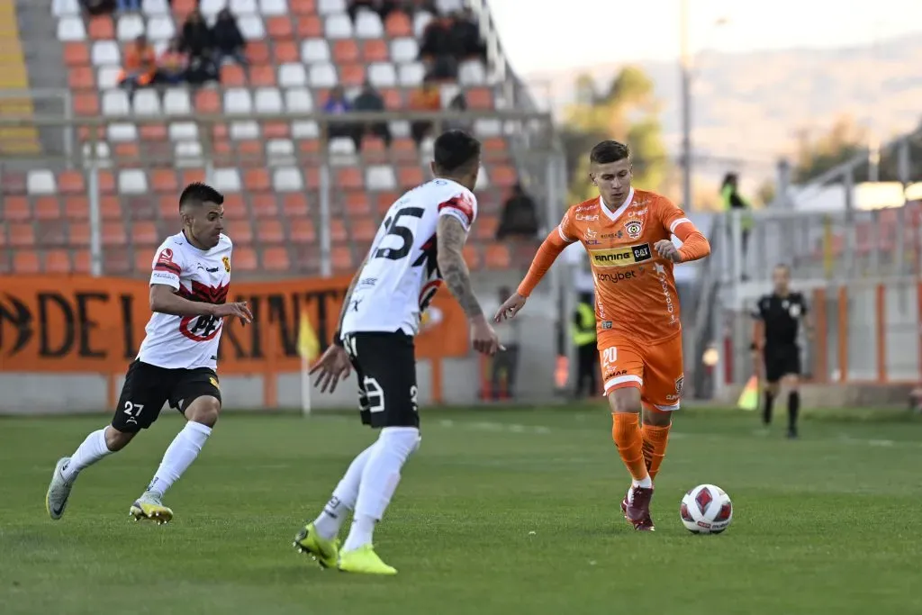 Felipe Villagrán en acción ante Rangers de Talca por el Campeonato Ascenso. (Pedro Tapia/Photosport).