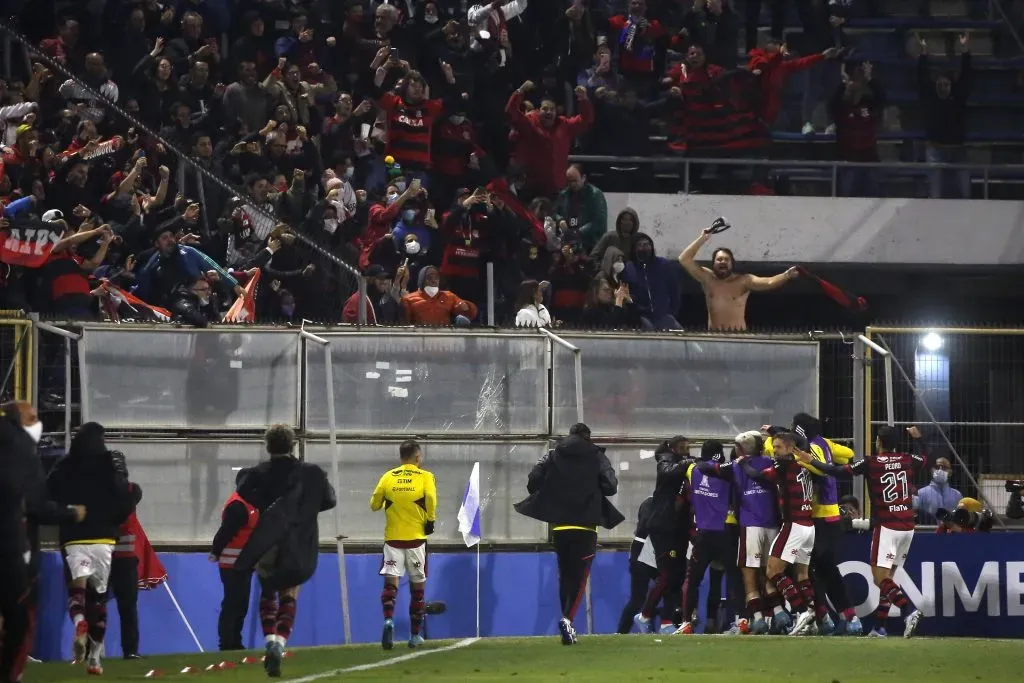 Los hechos de violencia ocurrieron en contra de la barra de Flamengo en San Carlos de Apoquindo. | Foto: Photosport