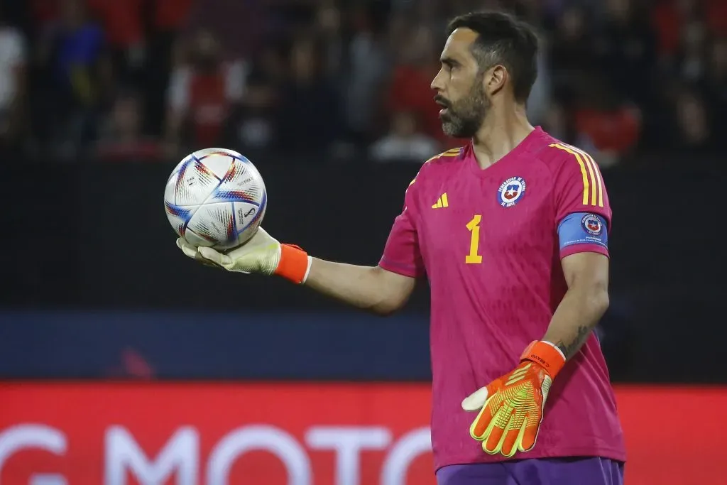 Claudio Bravo en acción durante el amistoso contra Paraguay que Chile ganó 3-2 en el Monumental. (Jonnathan Oyarzun/Photosport).