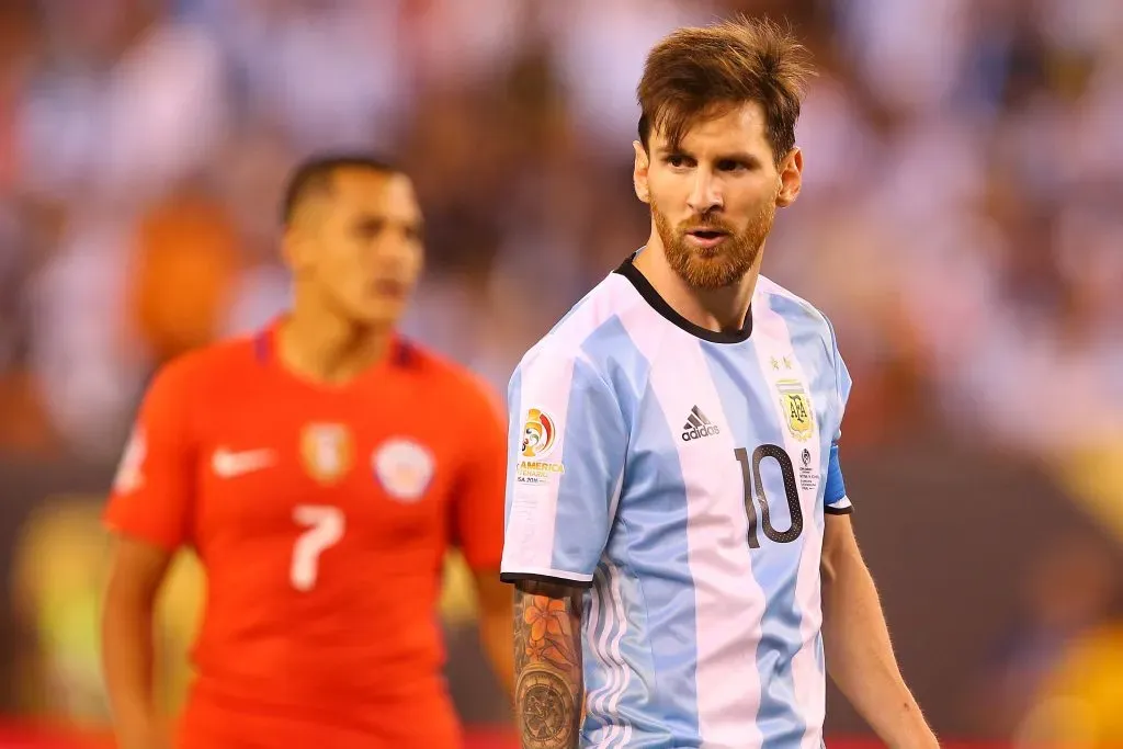 Lionel Messi ante la Roja en la final de la Copa América 2016 que ganó Chile por penales. (Mike Stobe/Getty Images).