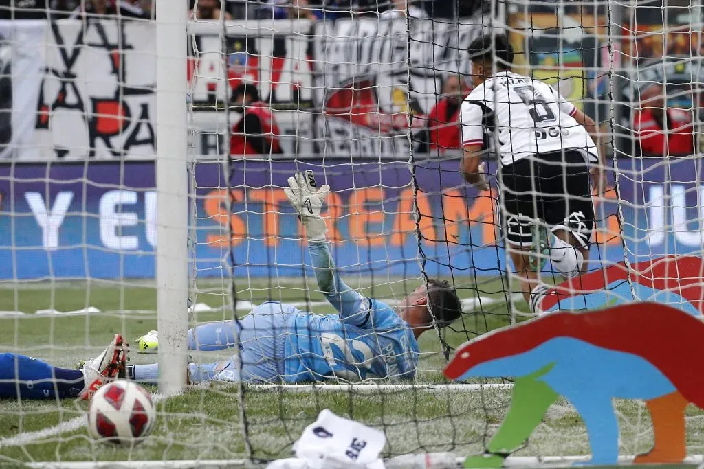 Damián Pizarro celebra el gol sobre el final ante la UC