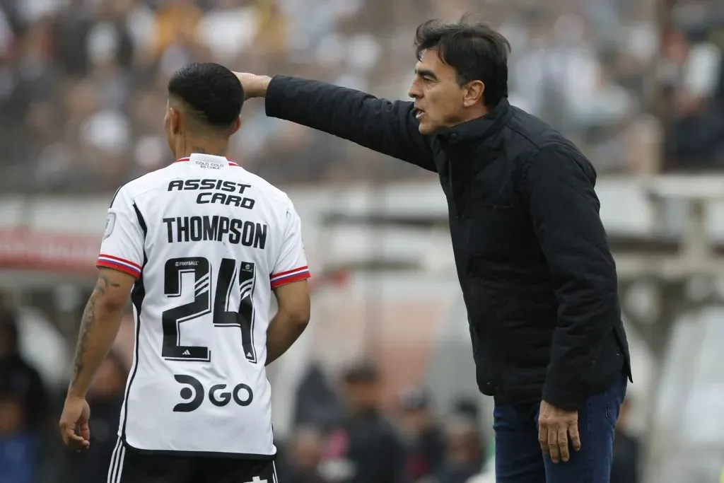 Gustavo Quinteros le da indicaciones a Jordhy Thompson en el clásico que Colo Colo le ganó a la UC por un postrero gol de Damián Pizarro. (Dragomir Yankovic/Photosport).
