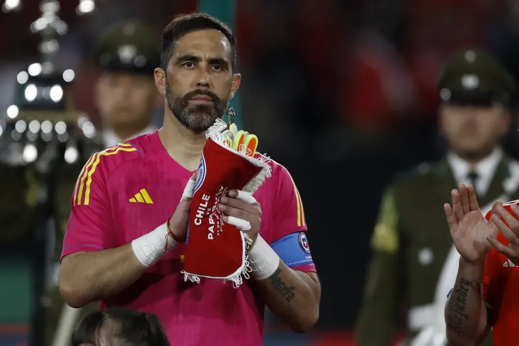 Claudio Bravo fue el capitán de Chile en el amistoso que le ganó 3-2 a Paraguay en una gran actuación de Alexis Sánchez, autor de un doblete. (Andrés Piña/Photosport).