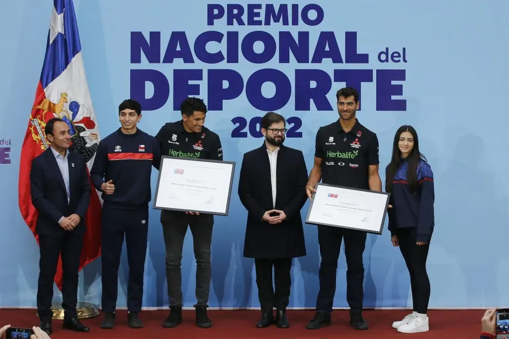 Gabriel Boric y el ministro Jaime Pizarro entregan el Premio Nacional del Deporte 2022. | Foto: Photosport