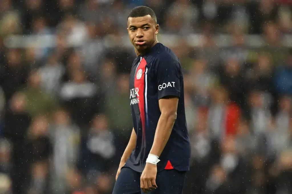 Kylian Mbappé y el PSG fueron goleados por el Newcastle. Foto: Getty Images.