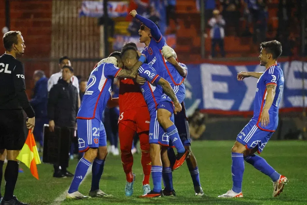 La celebración de Fernández con sus compañeros de la U. Foto: Marcelo Hernandez/Photosport