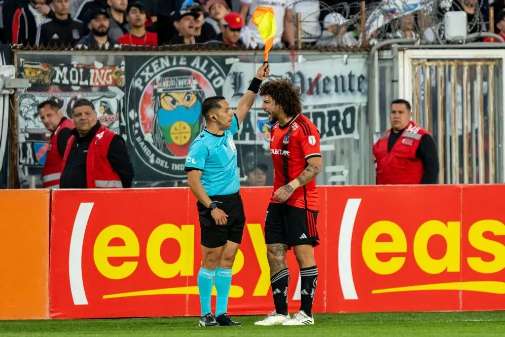 La jugada de la polémica en Colo Colo con Maximiliano Falcón. Foto: Guille Salazar / Redgol.