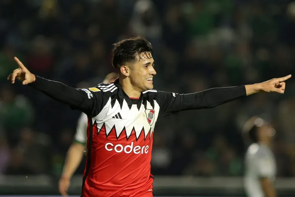 Pablo Solari celebra un gol con mucha suerte que le anotó a Banfield. (Daniel Jayo/Getty Images).