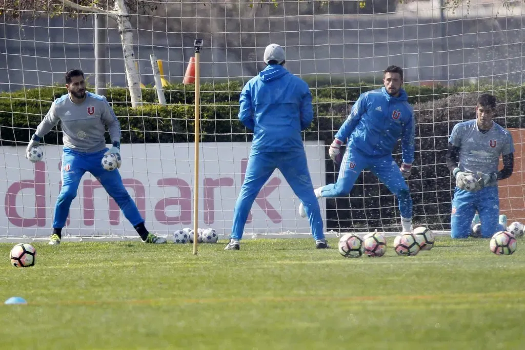 Gonzalo Collao (derecha) fue suplente de Johnny Herrera y Fernando de Paul en Universidad de Chile. | Foto: Photosport