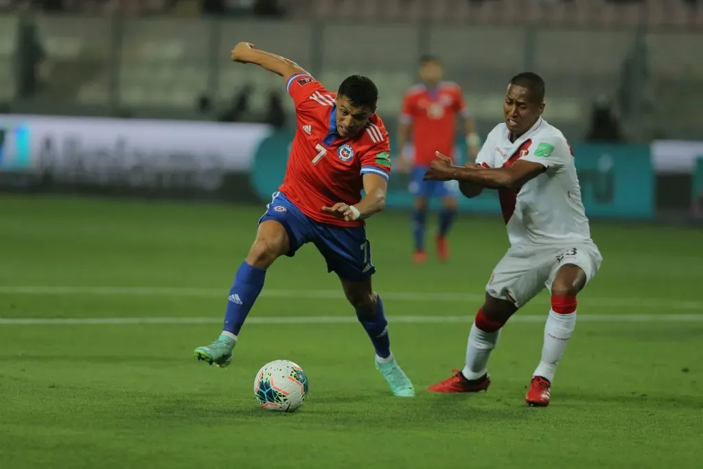 Alexis jugando contra Perú en Lima en las eliminatorias pasadas (Photosrpot)