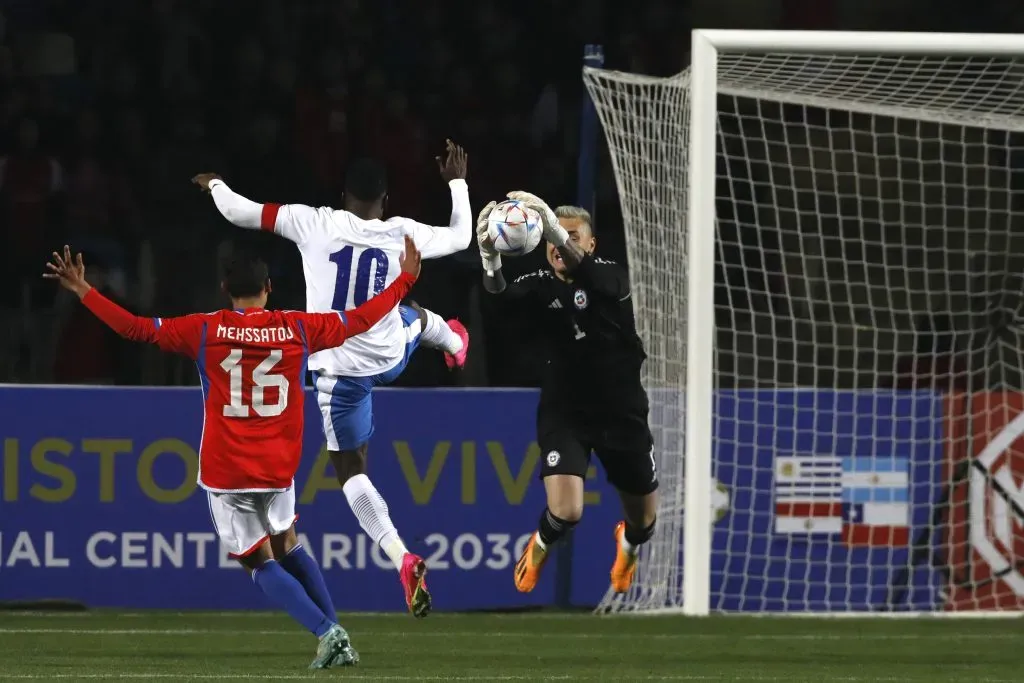 Campos tuvo su estreno en la Roja ante Cuba, en Concepción. Foto: Marco Vazquez/Photosport