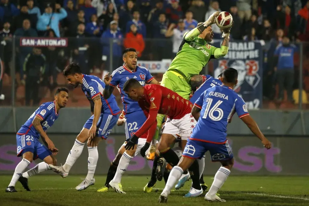 Cristóbal Campos dejó la portería titular de la U. Foto: Dragomir Yankovic/Photosport