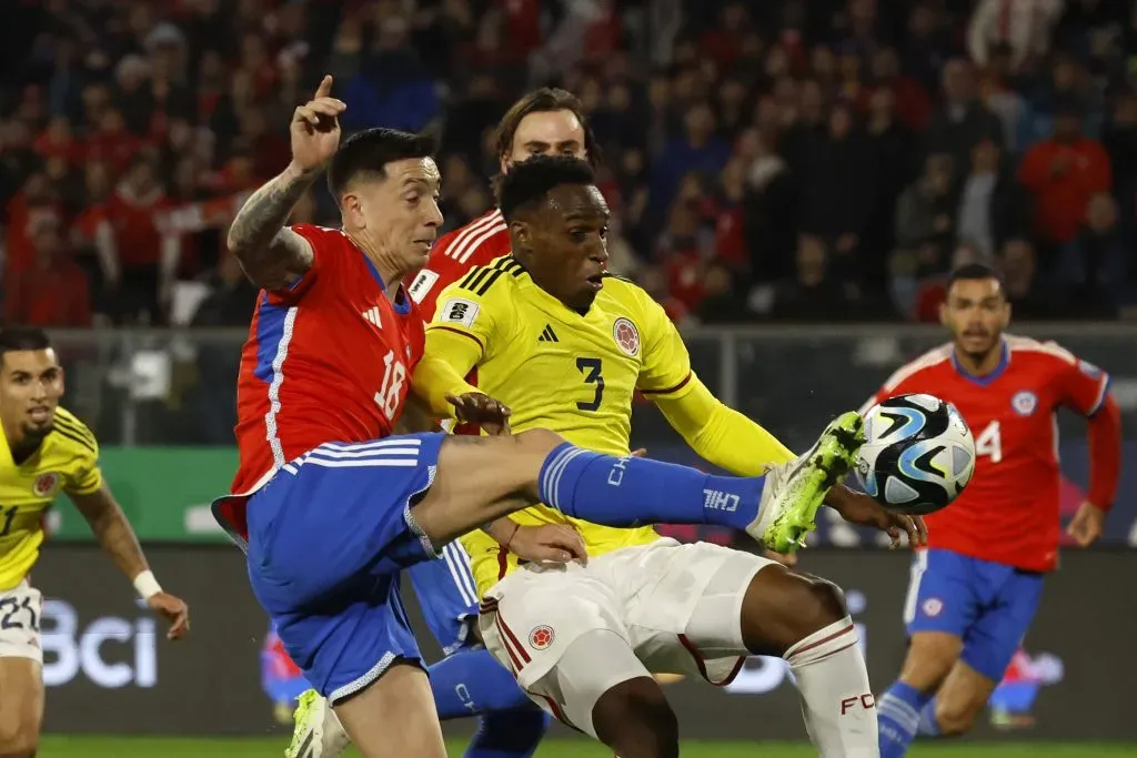 Rodrigo Echeverría estuvo a punto de marcarle a Colombia con la Roja. Fue en esta jugada, que terminó con la pelota en el poste del golero Camilo Vargas. (Andrés Piña/Photosport).