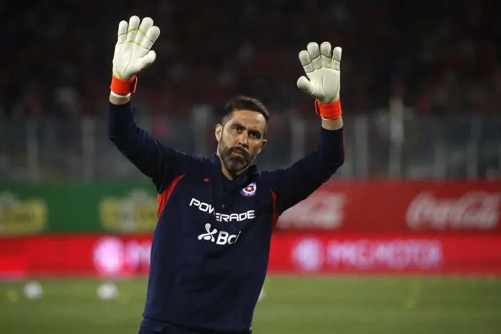 Claudio Bravo en el calentamiento previo al partido que Chile le ganó a Paraguay en el Monumental. (Jonnathan Oyarzún/Photosport).