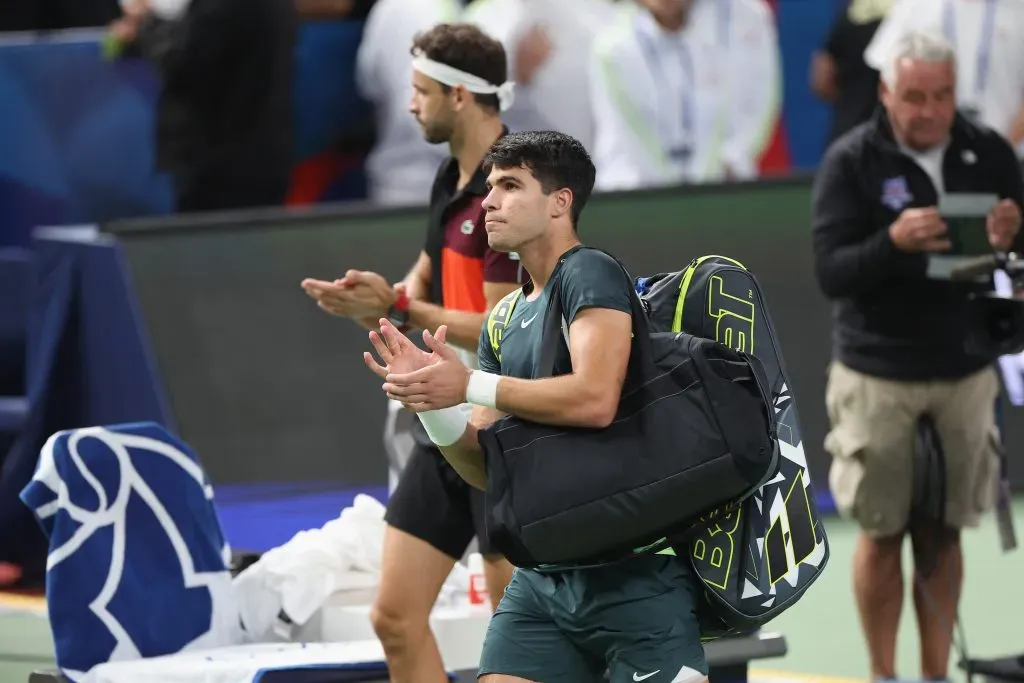 Carlos Alcaraz sale del camino de Nicolás Jarry, pero también se aleja del número uno del mundo.  (Photo by Lintao Zhang/Getty Images)