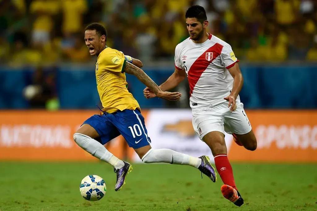 Carlos Zambrano ante Neymar con la camiseta de su país