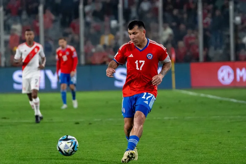 Gary Medel lideró a la selección chilena con la jineta de capitán en la buena victoria sobre Perú. | Foto: Guillermo Salazar.