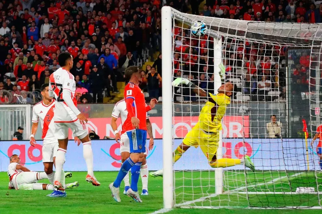 Perú nunca ha logrado ganarle a la selección chilena de visitante en Eliminatorias, registrando apenas dos empates y nueve derrotas. | Foto: Photosport.