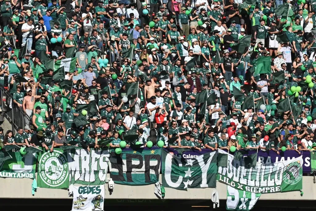 La Municipalidad de Valparaíso autorizó la proyección del partido entre Iquique y Wanderers en pantallas gigantes. Estarán ubicadas en el tradicional Parque Italia. (José Veas/Photosport).