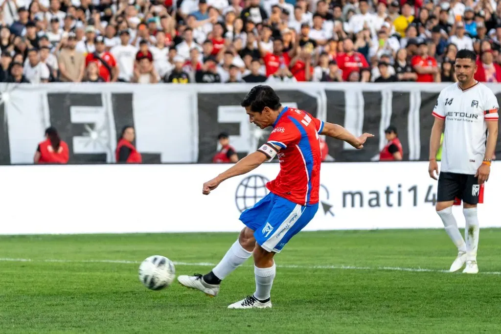 Matías Fernández anotó varios goles en su despedida, y uno fue como el penal de la Copa América 2015. | Foto: Guille Salazar