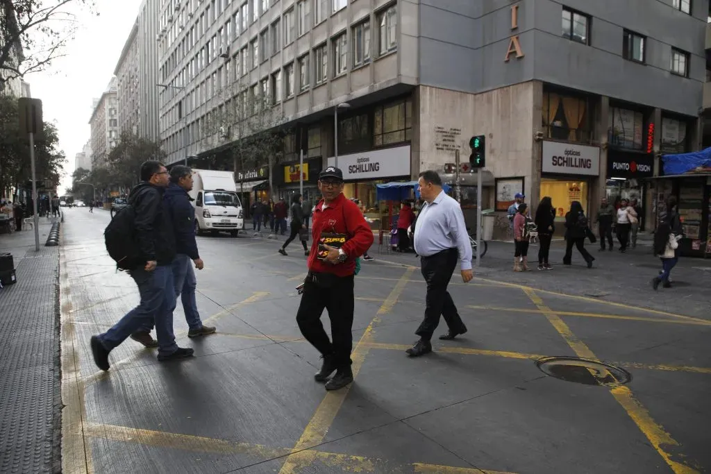 Santiago, 1 junio 2023.
Vida diaria en Santiago centro. Las callles y paseos se registran libres de comercio ambulante.
Dragomir Yankovic/Aton Chile