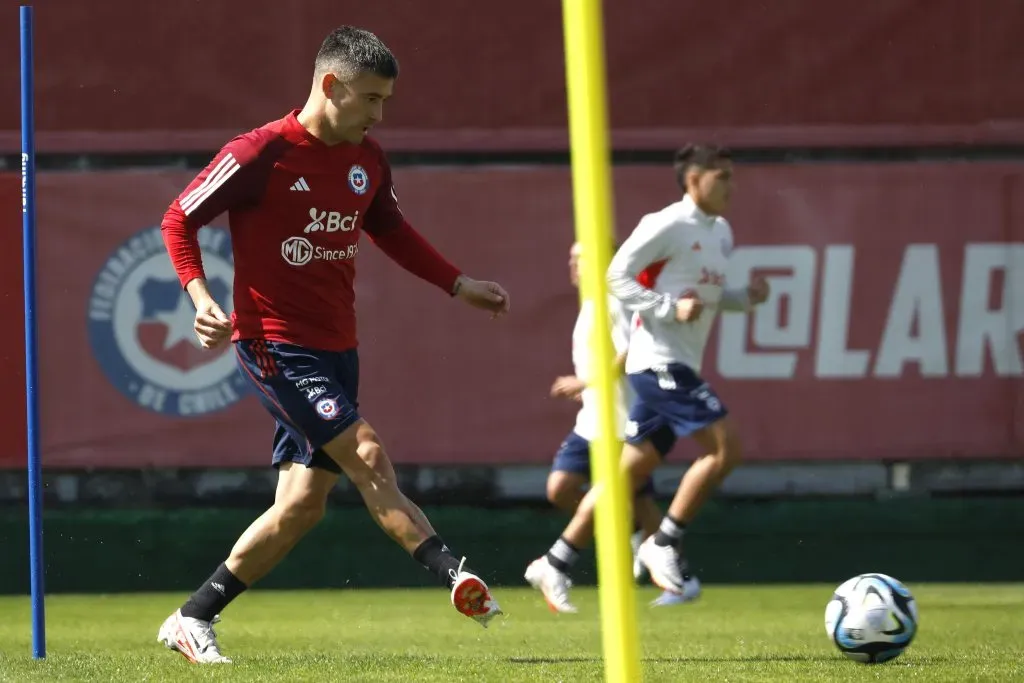 Charles Aránguiz sigue con mejorías desde lo físico. Foto: Javier Salvo/Photosport