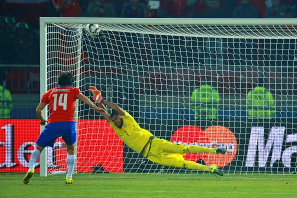 Este fue el golazo de Matías Fernández desde los doce pasos, con el que Chile comenzó la tanda de penales que lo coronaría campeón de América en 2015 | Foto: Getty Images
