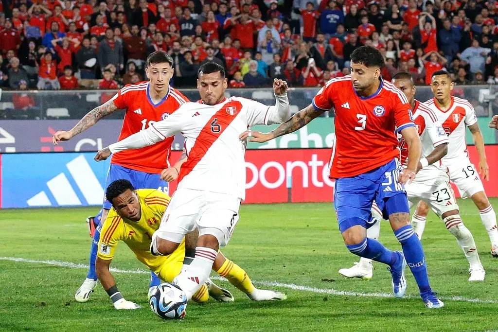 Maripán jugó un tiempo ante Perú. Foto: Dragomir Yankovic/Photosport
