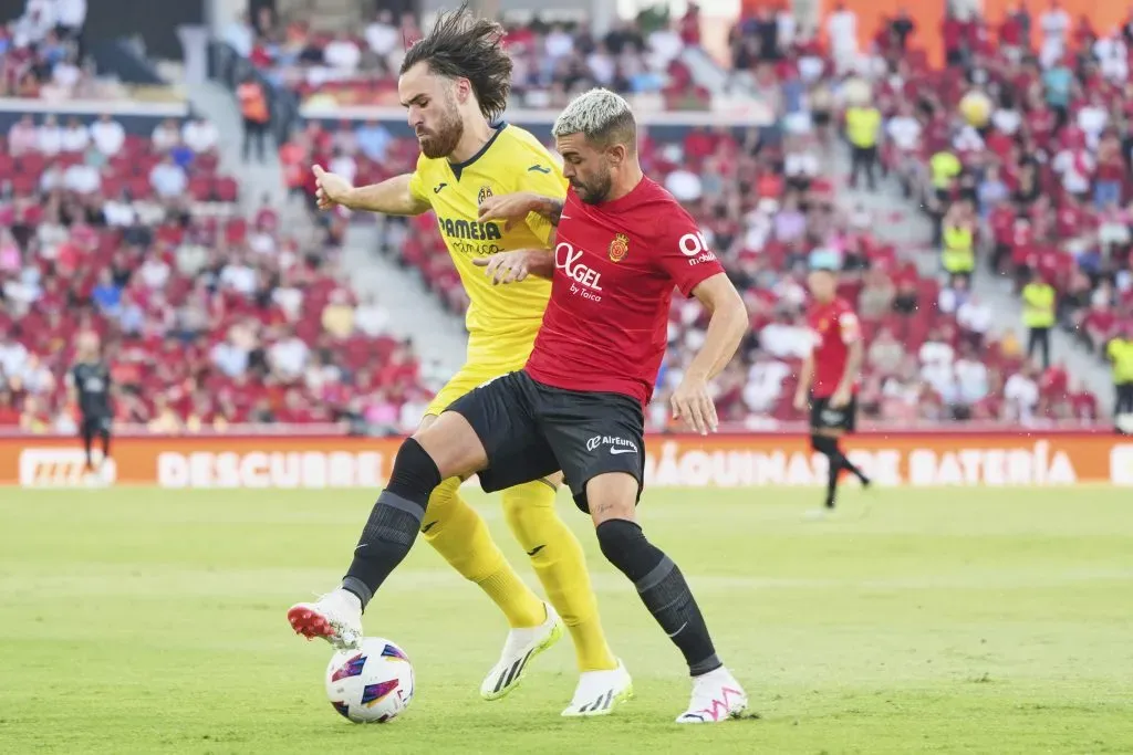 Ben Brereton protege el balón ante Dani Rodríguez en el duelo entre Villarreal y el Mallorca. (Rafa Babot/Getty Images).