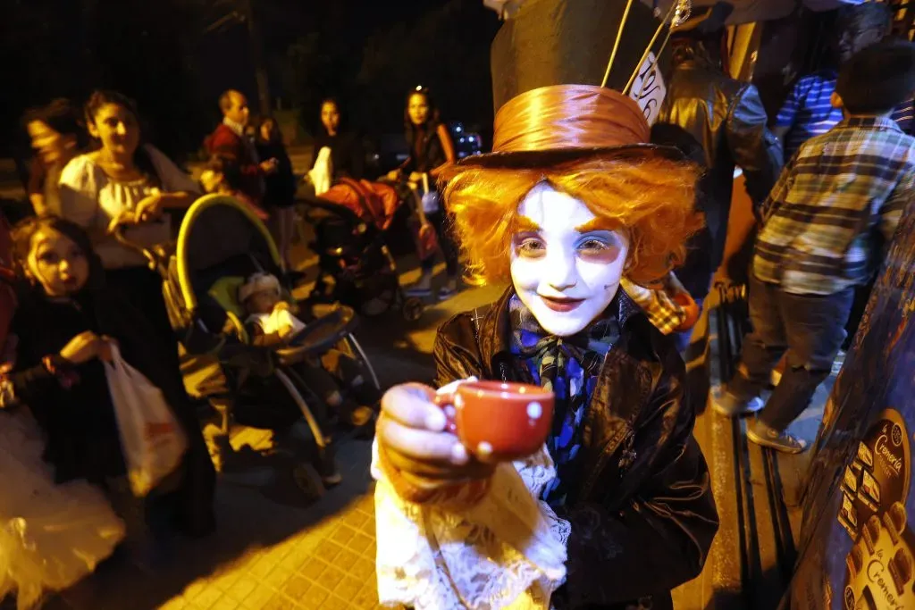 Los niños festejan Halloween pidiendo dulces por las casa. ATON