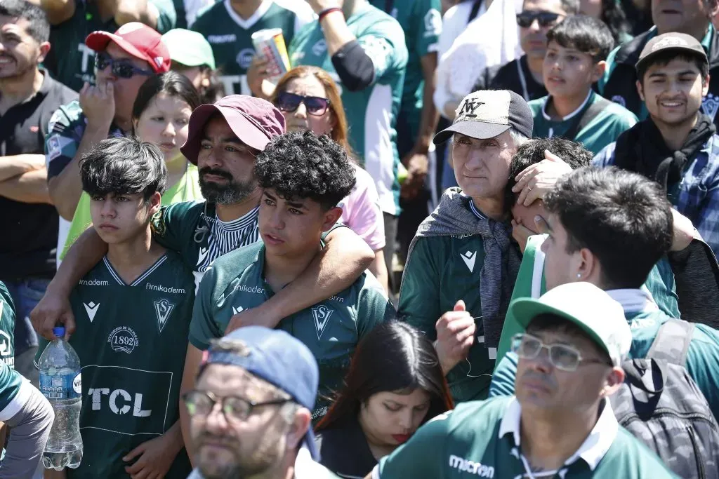Los pequeños hinchas de Santiago Wanderers fueron consolados por sus padres. Foto: Raul Zamora/Aton Chile