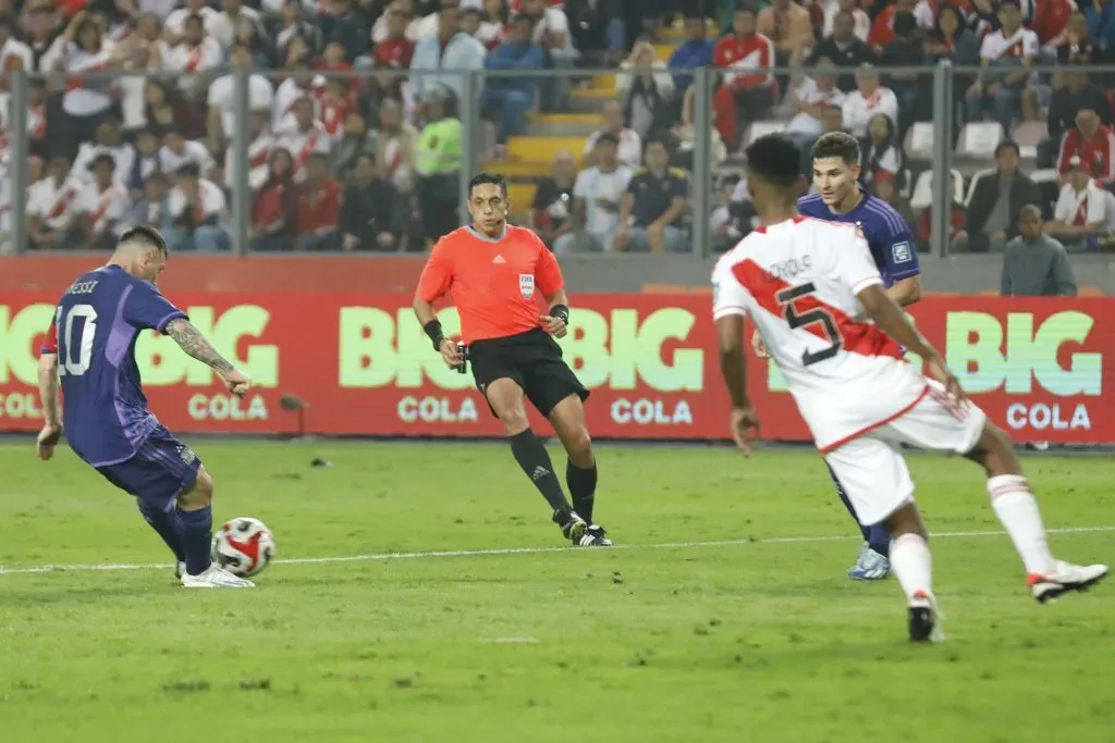 El remate de Lionel Messi para el 2-0 de Argentina sobre Perú. (Mariana Bazo/Getty Images).