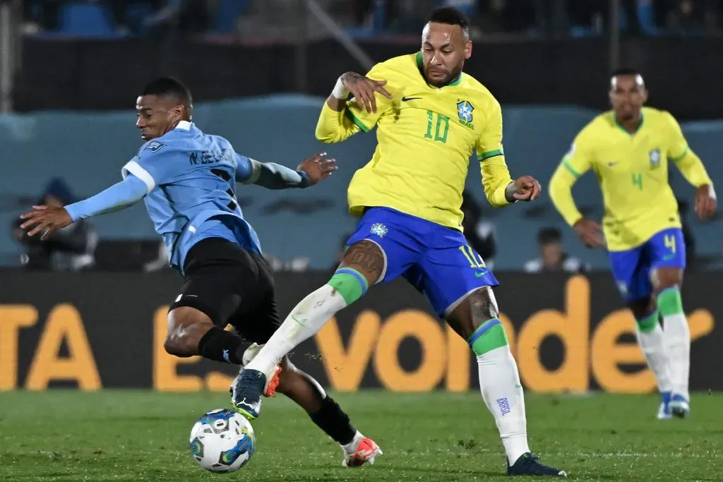 La lesión de Neymar marcó el desarrollo del juego en Montevideo. (Photo by Guillermo Legaria/Getty Images)