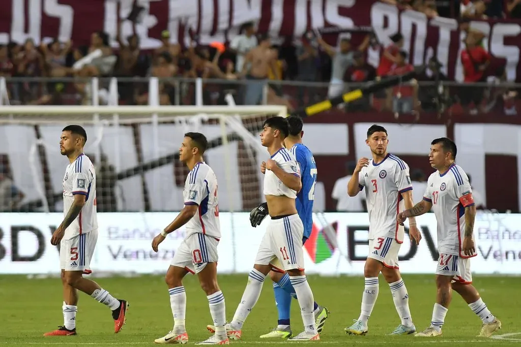 Así se fue la selección chilena del Monumental de Maturín. En la foto: Paulo Díaz, Alexis Sánchez, Darío Oorio, Brayan Cortés, Felipe Loyola y Gary Medel. (Matias Delacroix/Photosport).