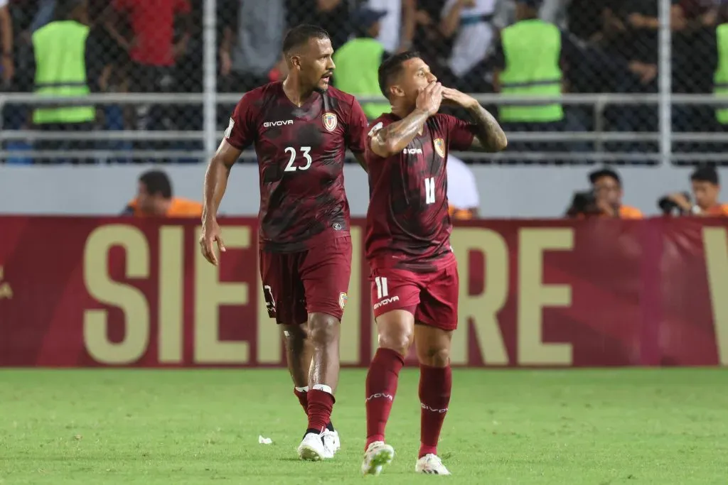 Salomón Rondón y Darwin Machís celebran el 3-0 de Venezuela ante Chile en el Monumental de Maturín. (Edilzon Gamez/Getty Images).