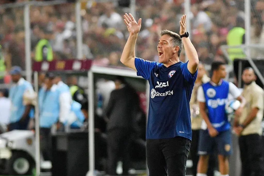 Eduardo Berizzo quedó con dolor de cabeza. Foto: Matias Delacroix/Photosport