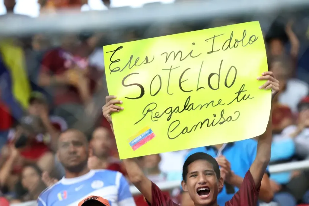 Los hinchas se vuelven locos con Soteldo.  (Photo by Edilzon Gamez/Getty Images)