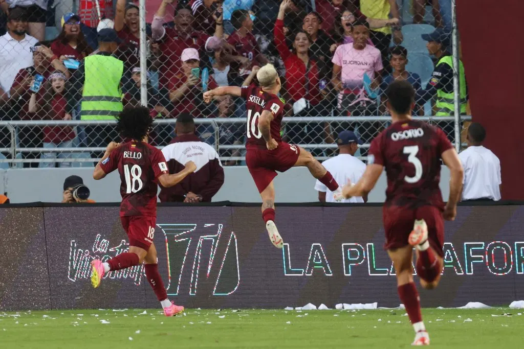 Soteldo celebra su gol tras el error de Paulo Díaz.. (Photo by Edilzon Gamez/Getty Images)