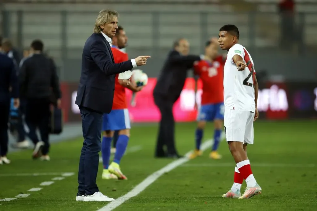 Ricardo Gareca le da indicaciones a Edison Flores en un duelo entre Perú y la Roja jugado en Lima. (Daniel Apuy/Getty Images).