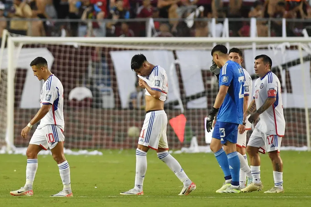 El capitán Gary Medel intenta levantar a sus compañeros de la selección chilena tras caer 3-0 ante Venezuela. | Foto: Photosport
