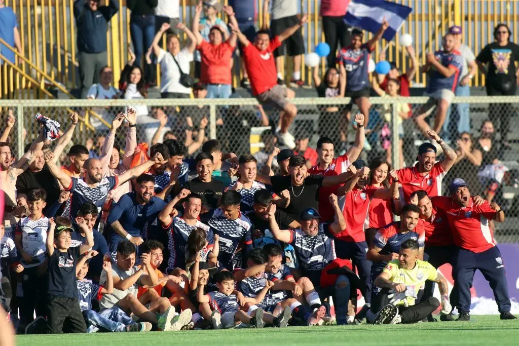 Jugadores e hinchas celebraron el permanecer en Primera B. Jorge Loyola/Photosport