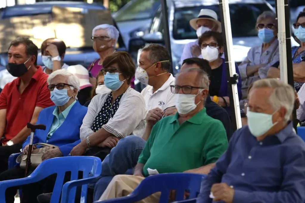 Muchos pensionados reciben el Aguinaldo de Navidad 2023. Javier Salvo/ Aton Chile